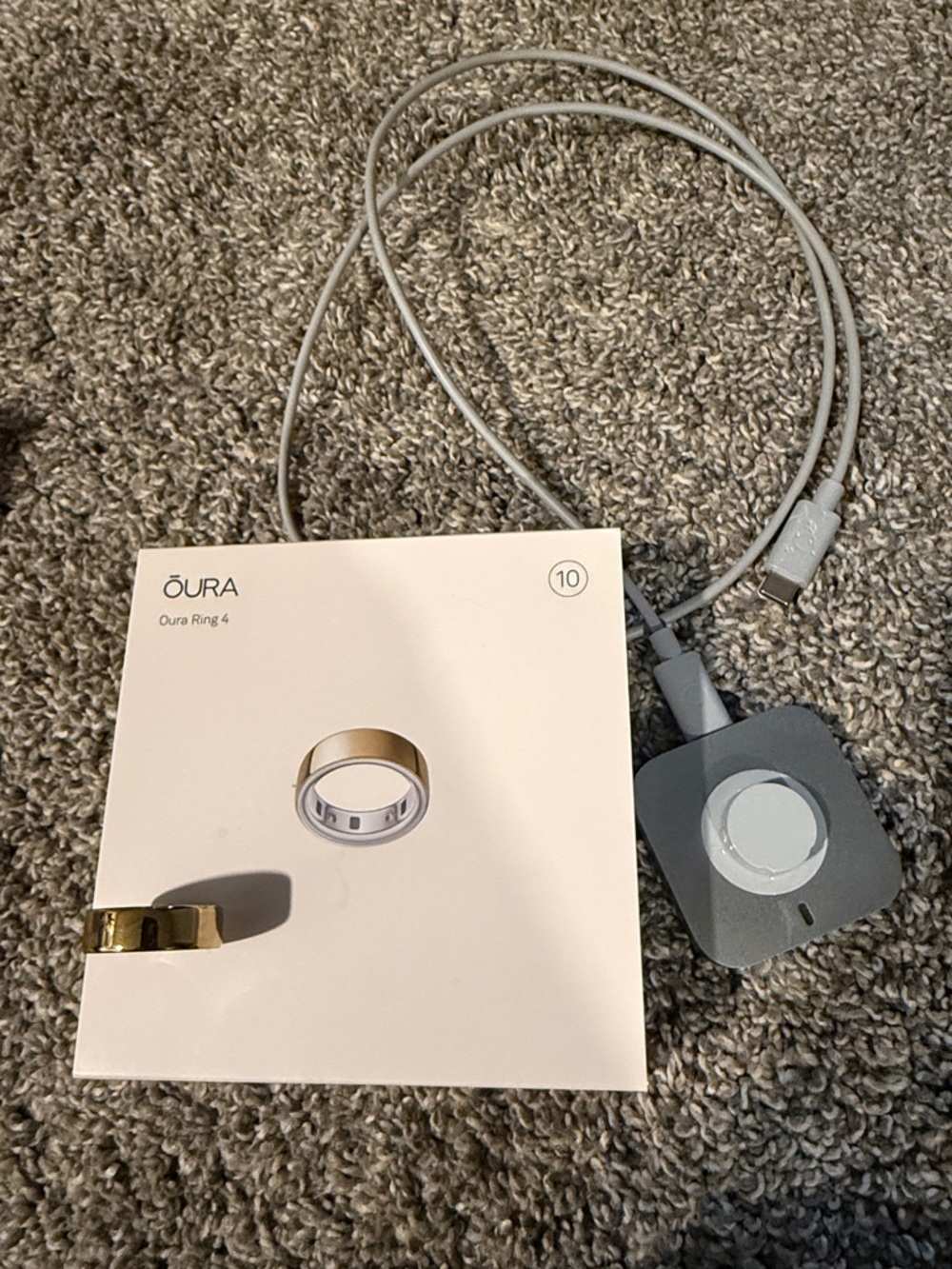 Oura Ring 4 - Gold Finish with Gray Charger